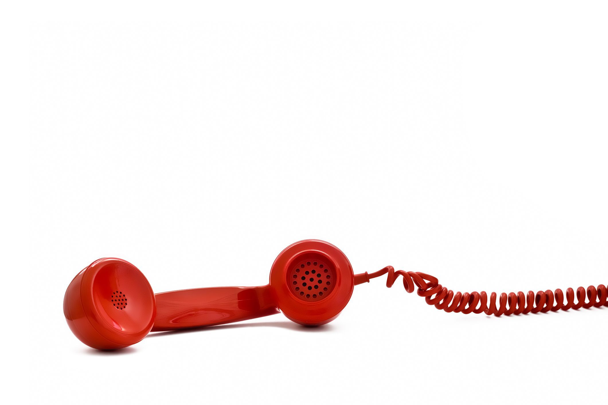 Красная классическая телефонная трубка с фигурным шнуром