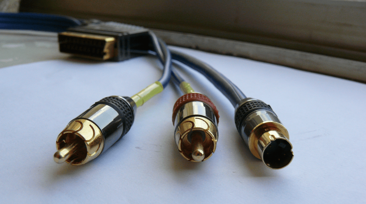 Крупный план кабеля S-video с включенными тональнозвуковыми кабелями.
