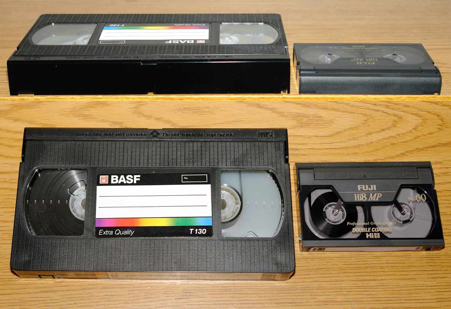 Сравнение размеров видеокассет 8 мм / VHS