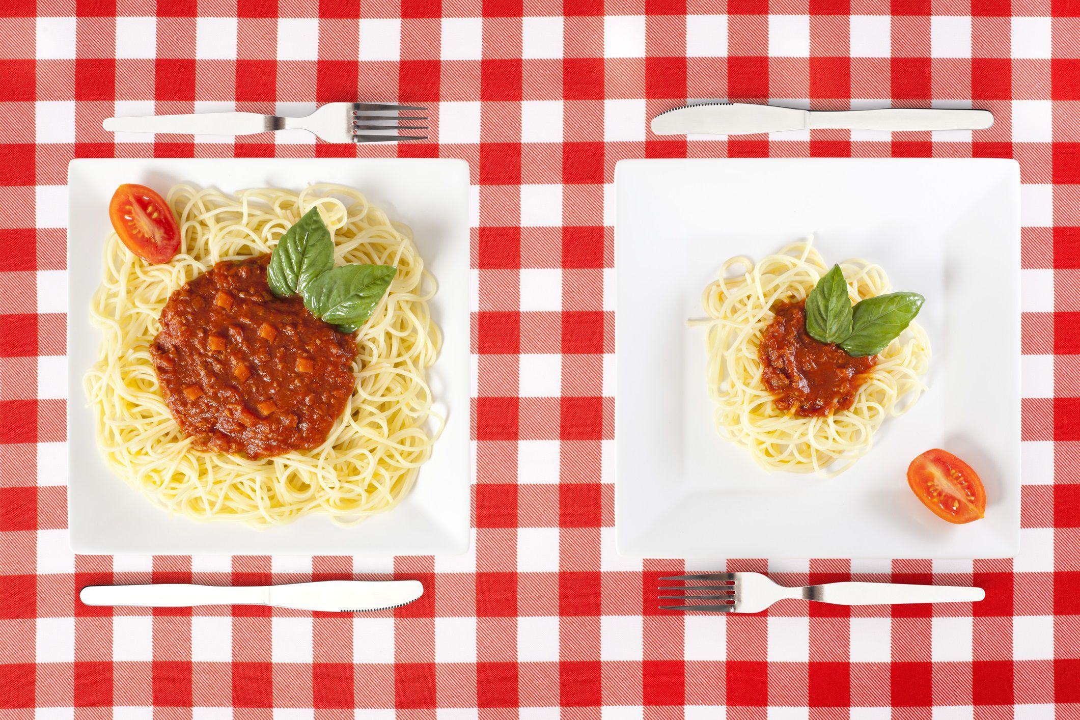 Большие и маленькие порции спагетти