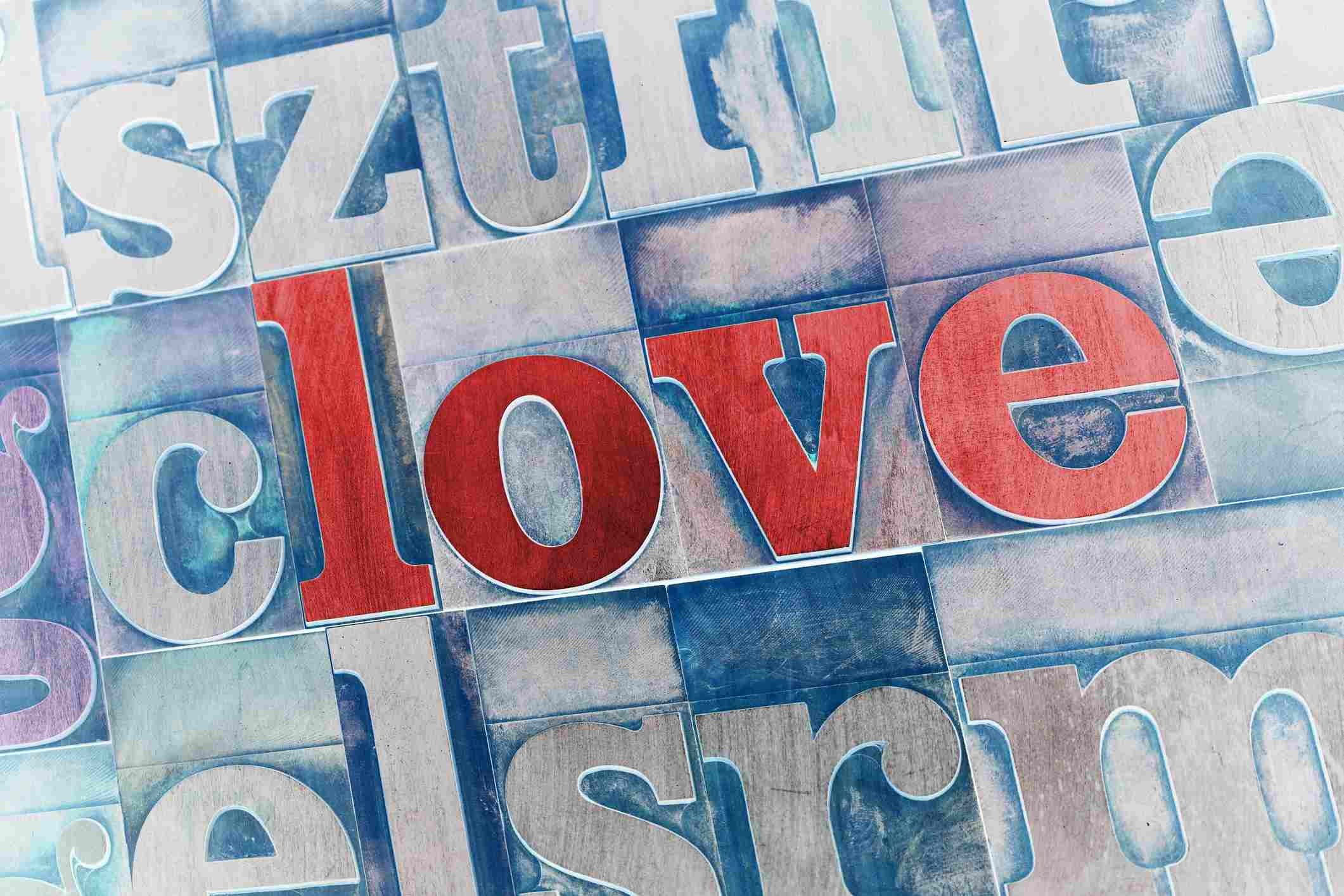 Слово'love' in red print blocks