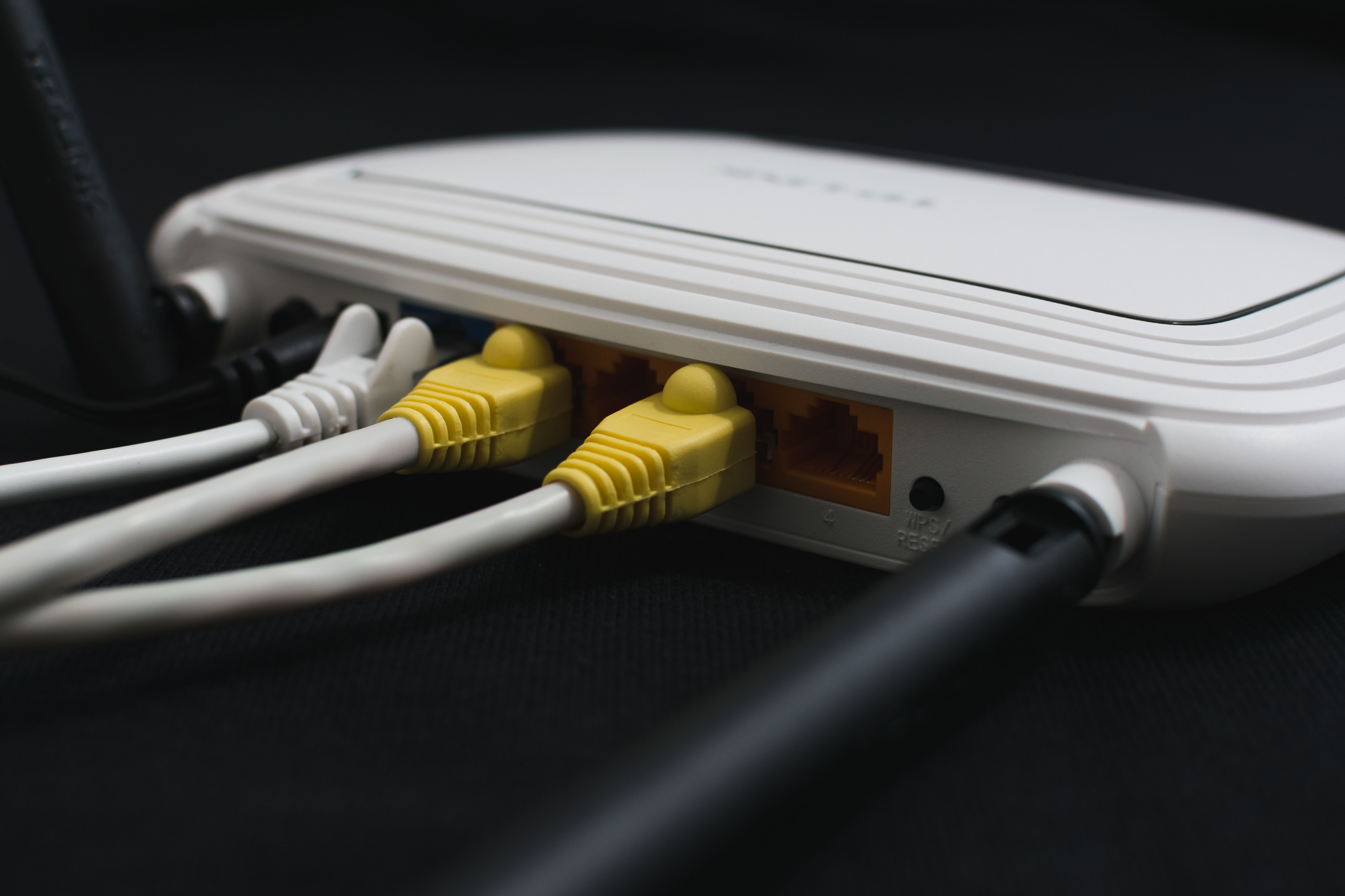 Подключен беспроводной маршрутизатор с кабелями Ethernet.