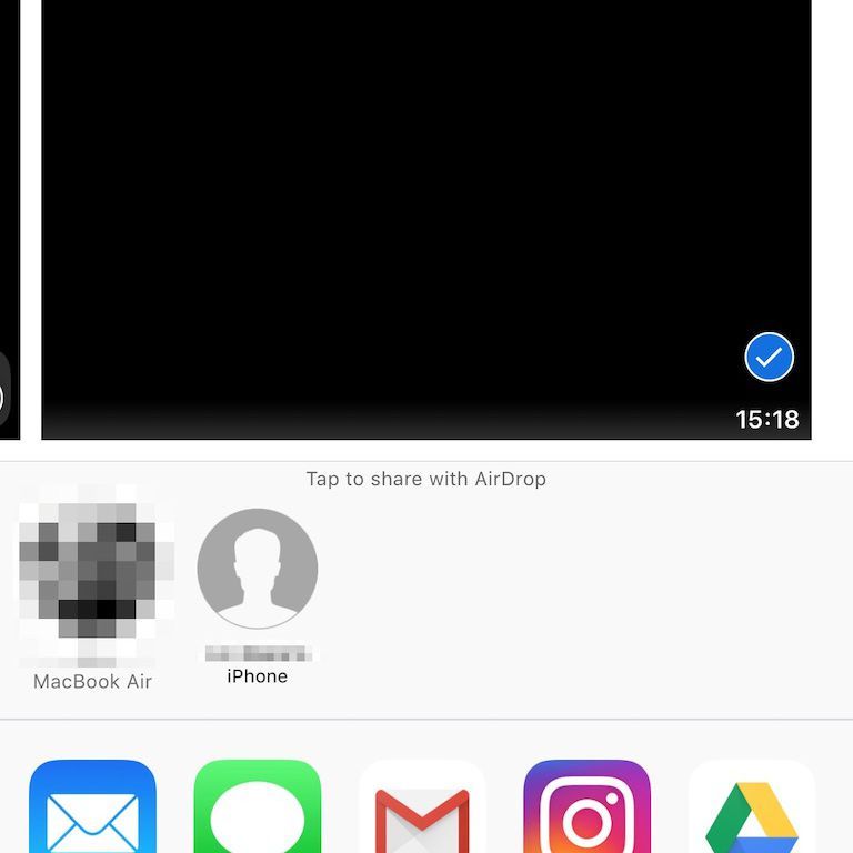 Снимок экрана iPhone, показывающий выбранное видео и экран обмена.