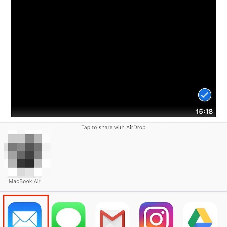 Снимок экрана iPhone, показывающий меню «Поделиться» с выделенным приложением «Почта».