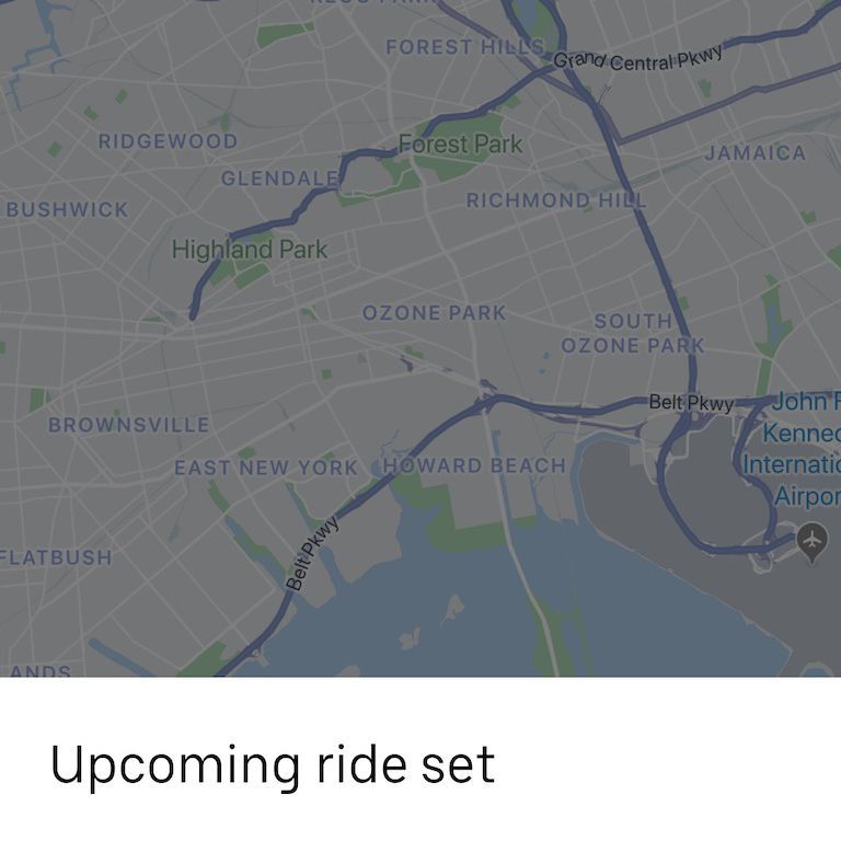 Uber приложение, показывающее предстоящие детали поездки.