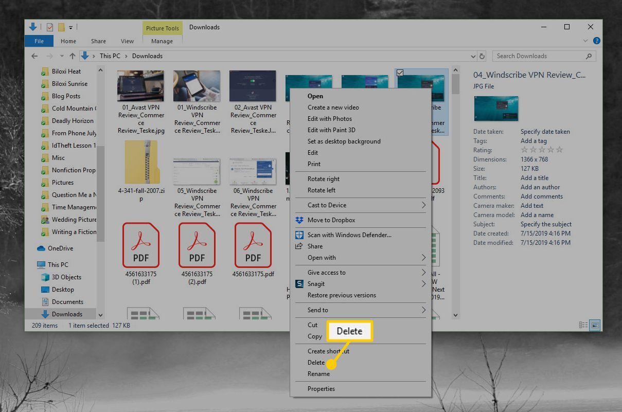 Параметр «Удалить» в контекстном меню правой кнопкой мыши папки «Загрузки» в Windows.