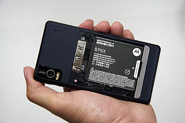 Motorola Droid 2 без задней крышки.