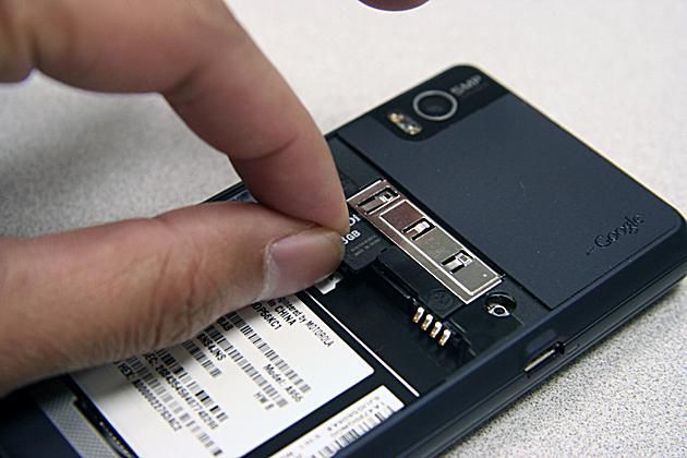 Извлеките карту памяти Motorola Droid 2 MicroSD, взявшись за край и вытянув ее.