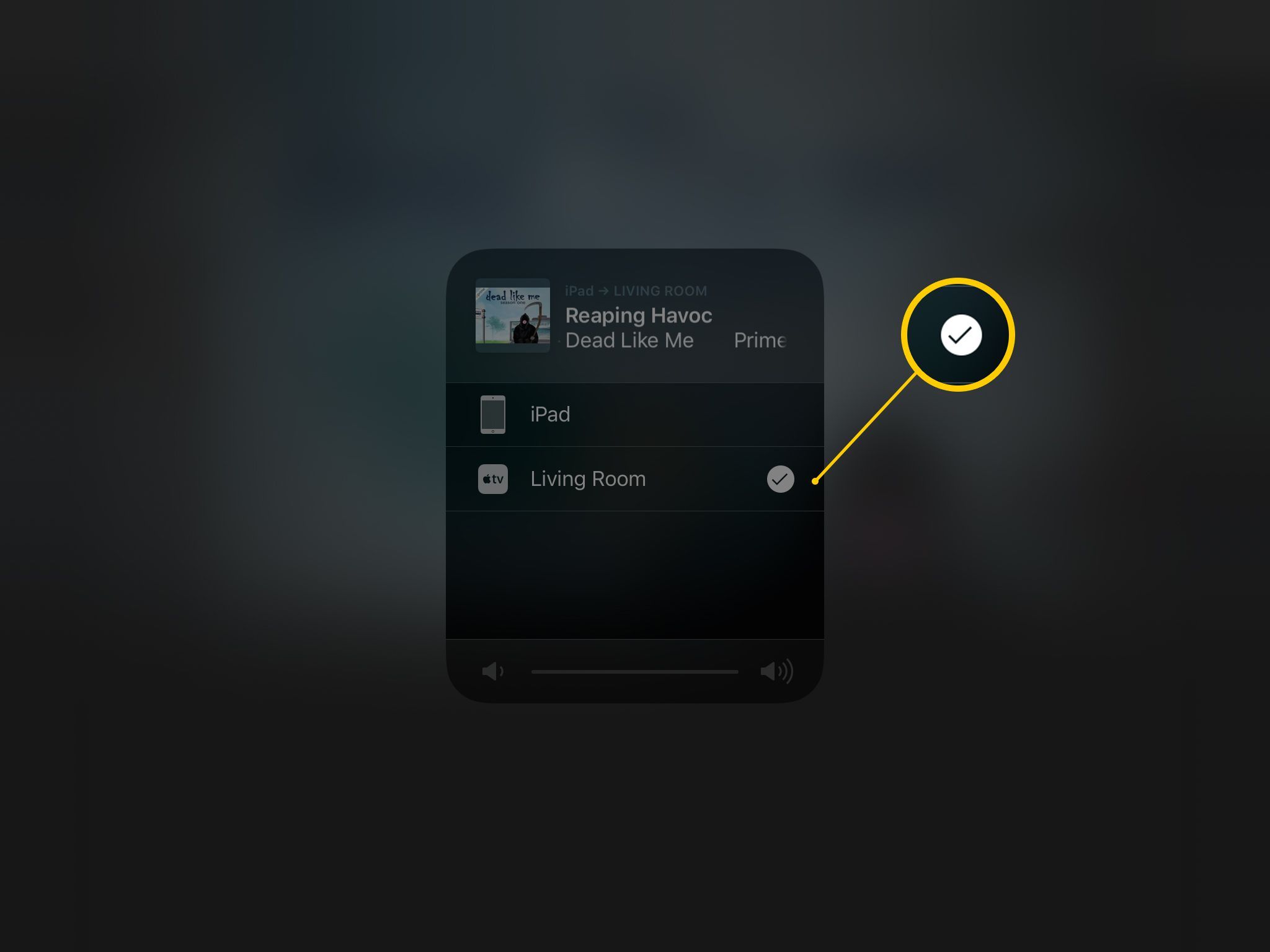 Снимок экрана выбора AirPlay на iPad с выбранной гостиной Apple TV