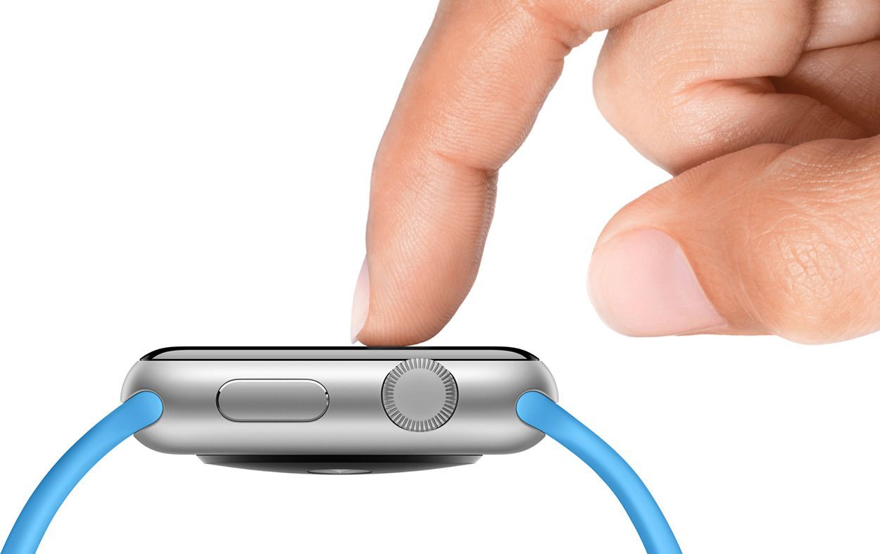 Палец, нажимающий на экран Apple Watch