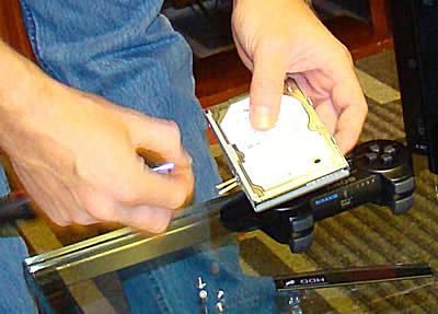 Удалите четыре винта в лотке, которые крепят жесткий диск с помощью отвертки Phillips, и замените жесткий диск новым.