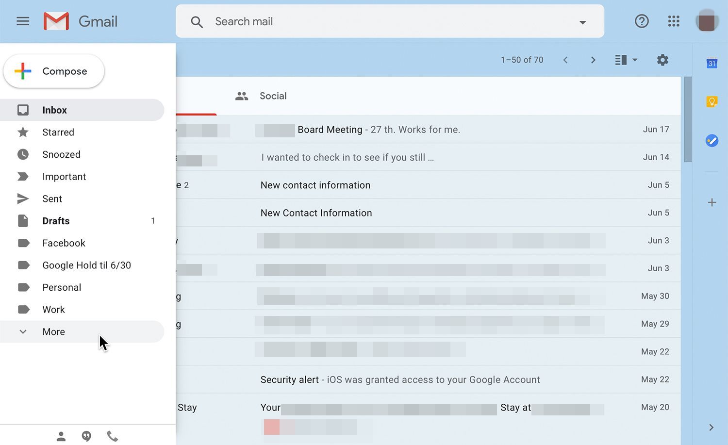 Gmail показывает открытую панель навигации слева с опцией Еще