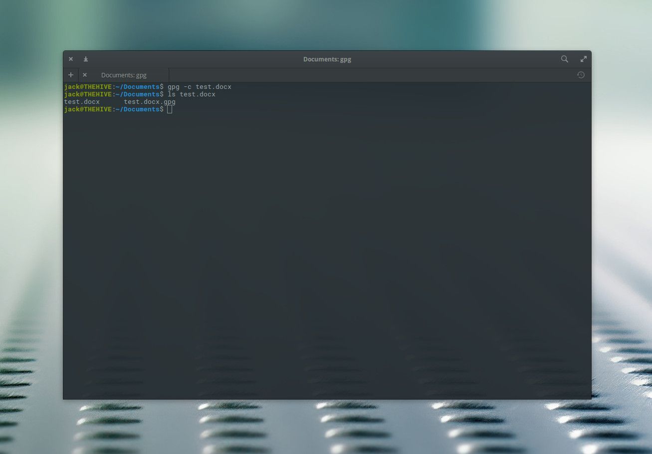 Снимок экрана: шифрование файла командой gpg.