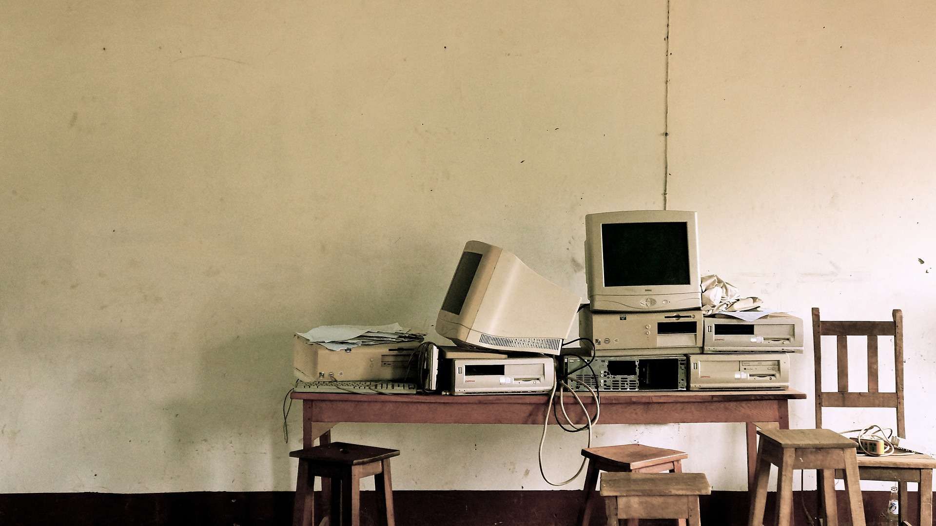 Изображение старых компьютеров.