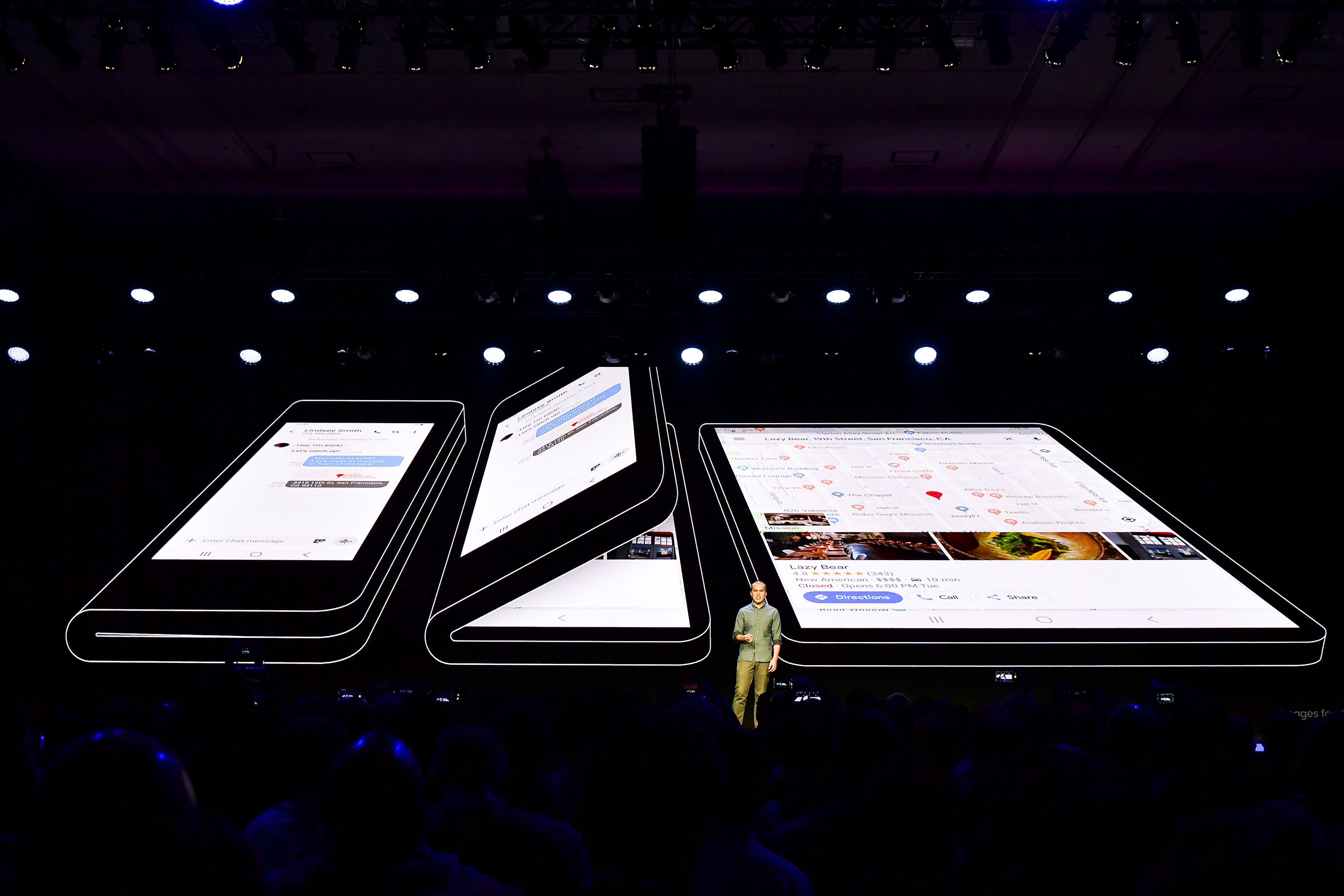 Эскизы дизайна складного телефона Samsung, показанного на экране на конференции разработчиков Samsung в 2018 году