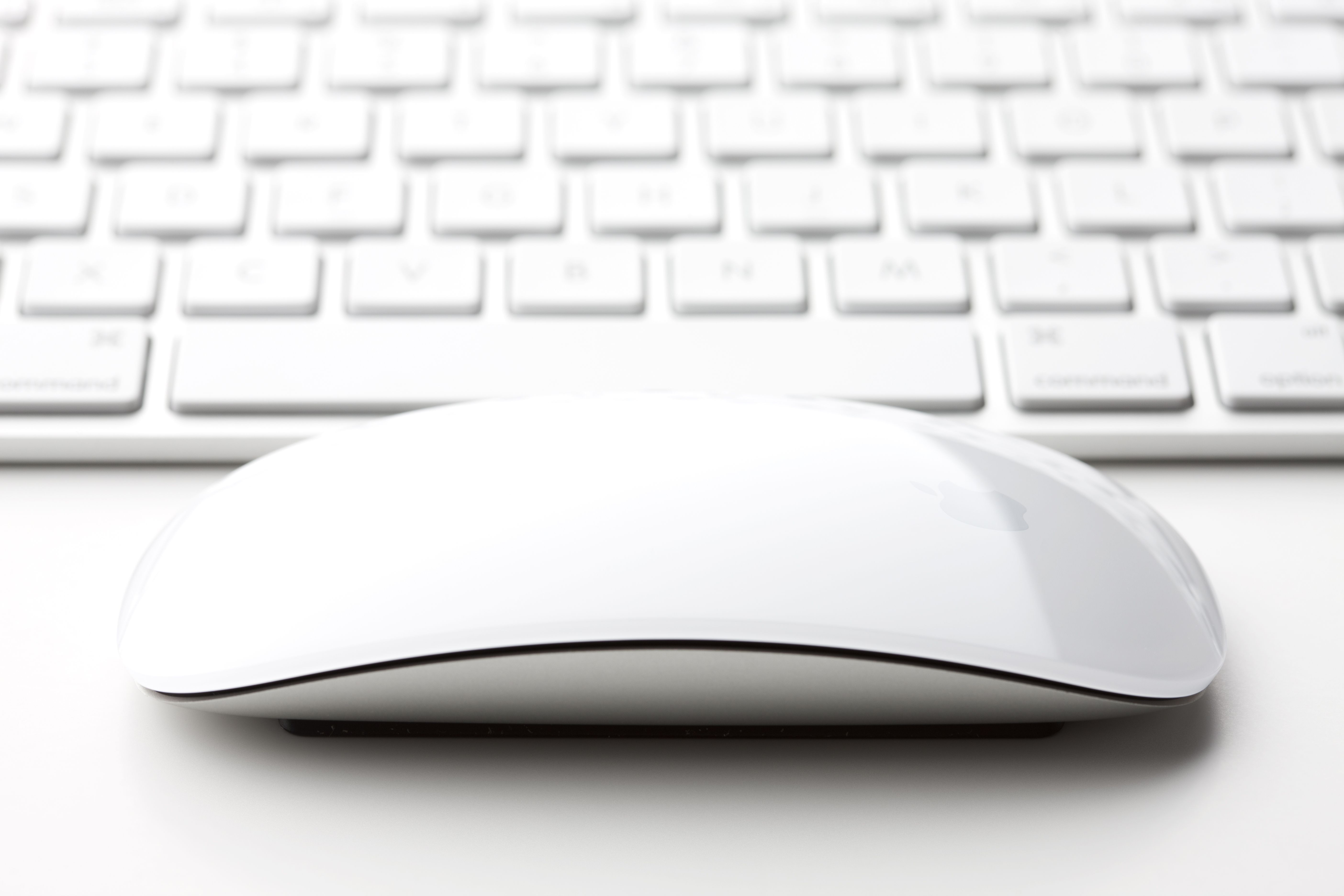 Беспроводная клавиатура Apple и волшебная мышь
