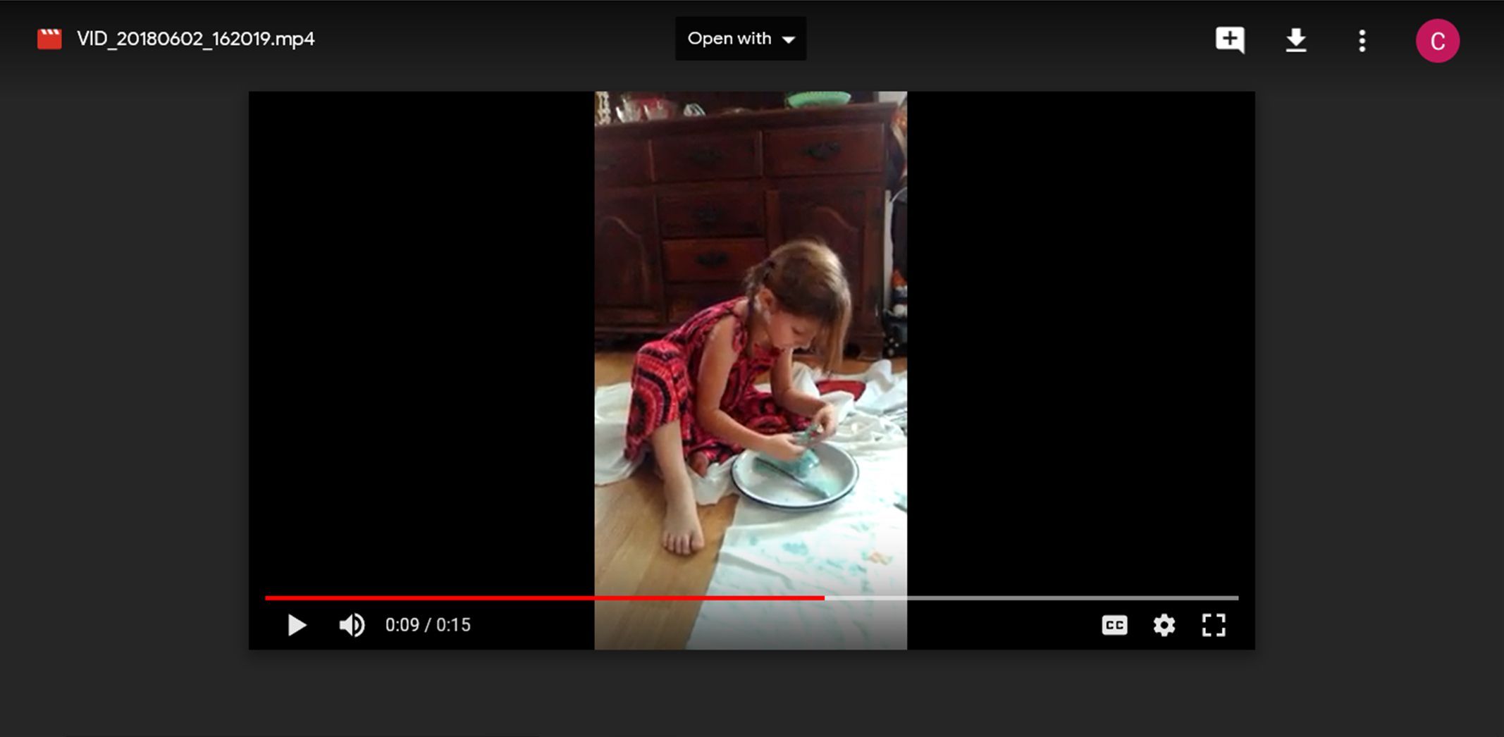 Снимок экрана, показывающий видео, воспроизводимое на Google Диске