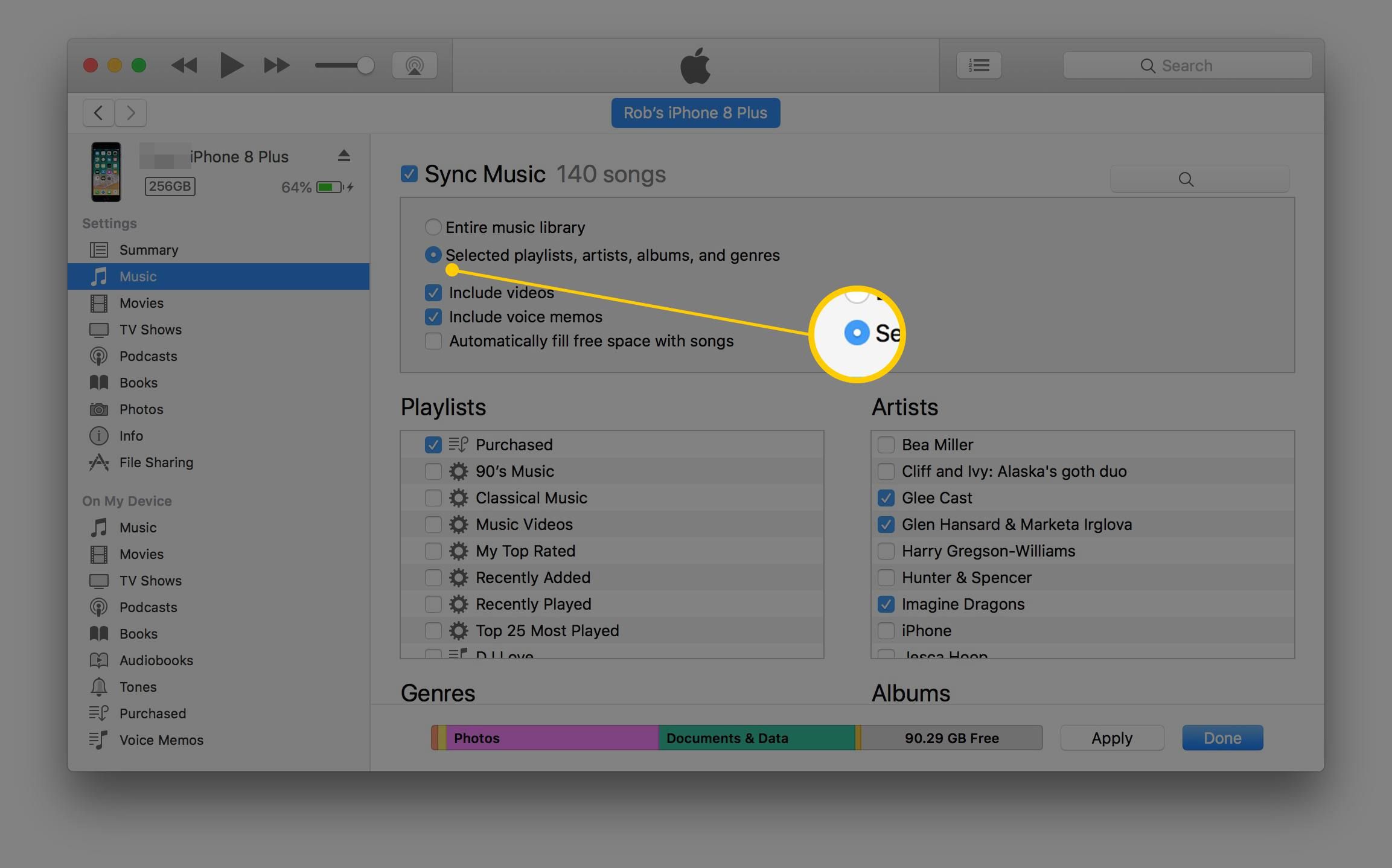 Снимок экрана iTunes в macOS с выделением синхронизации выбранных плейлистов, исполнителей, альбомов и жанров