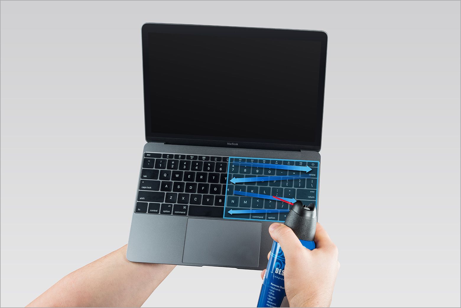 Консервированный воздух используется для очистки клавиатуры MacBook.