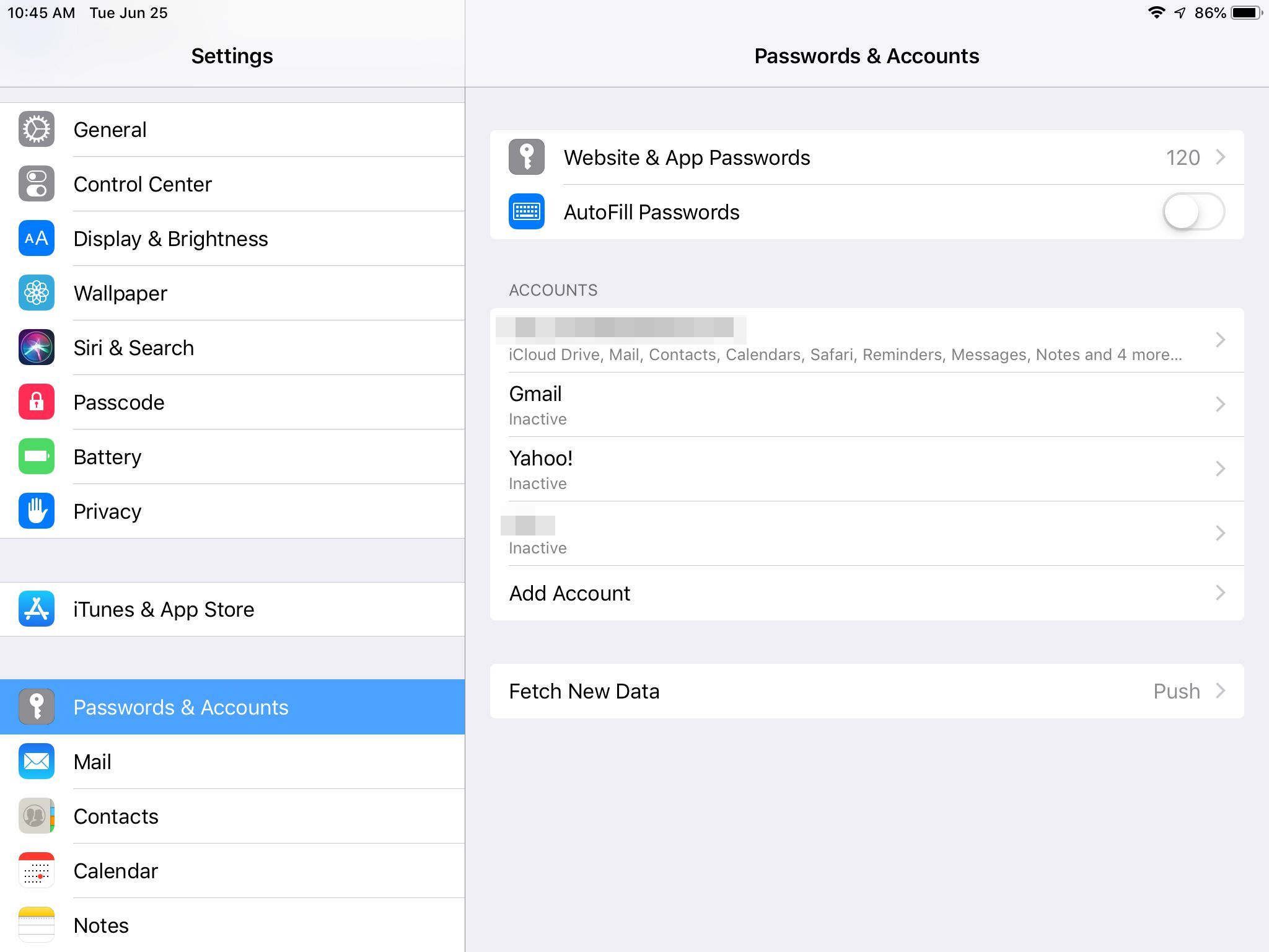 снимок экрана - список учетных записей электронной почты на iPad в настройках «Пароли и учетные записи»