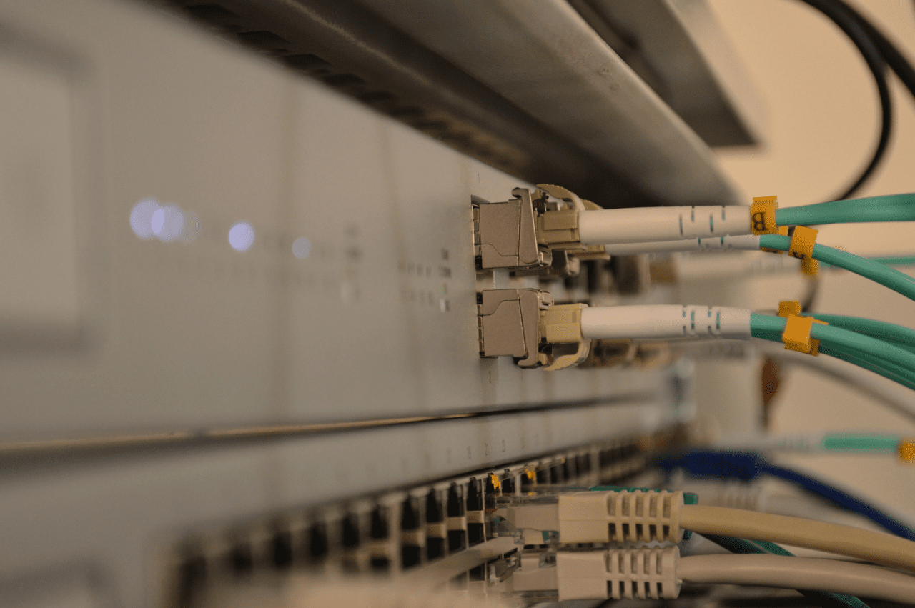 Фотография прокси-сервера с сетевыми кабелями