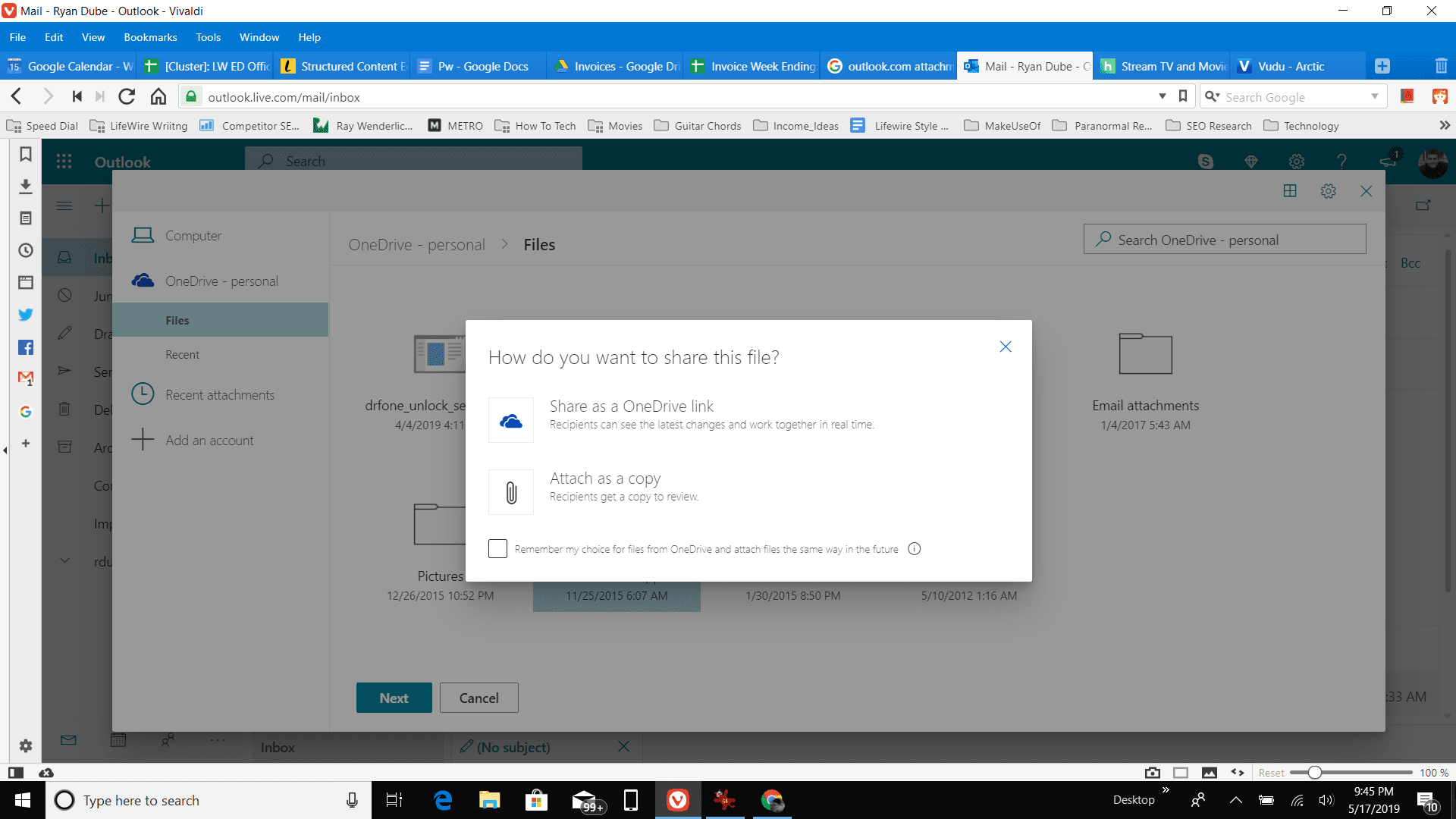 Снимок экрана: прикрепление файла OneDrive в Outlook в Интернете