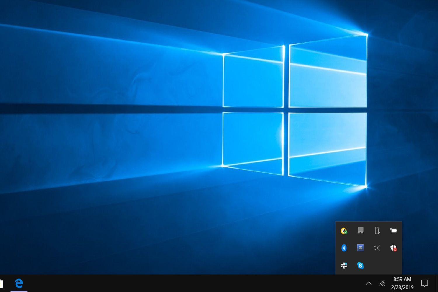 Снимок экрана: доступ к настройкам звука в Windows 10 с помощью значка динамика в области уведомлений на панели задач рабочего стола.