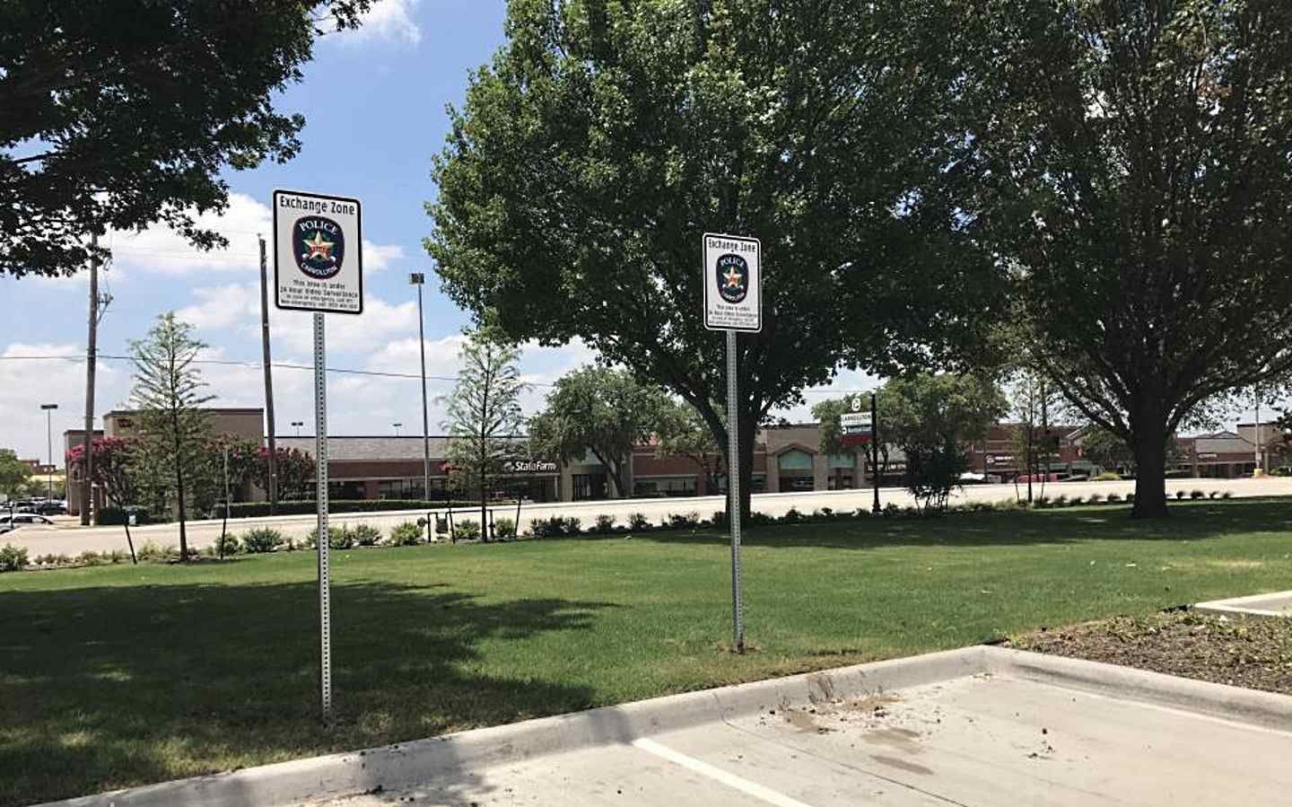 Изображение двух безопасных парковочных мест в полицейском участке.