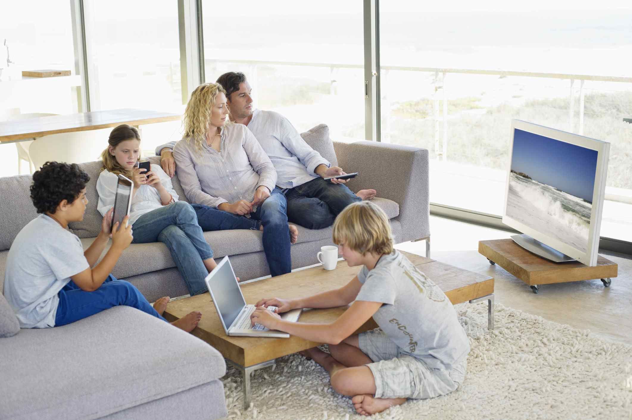 семья с телевидением и технологиями