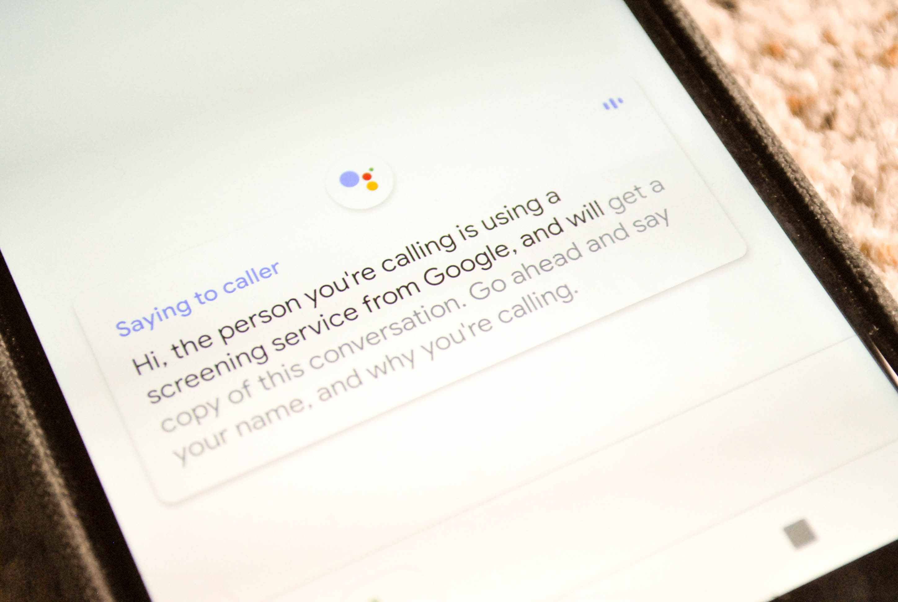 Google Assistant отображает стенограмму для экранированных звонков.