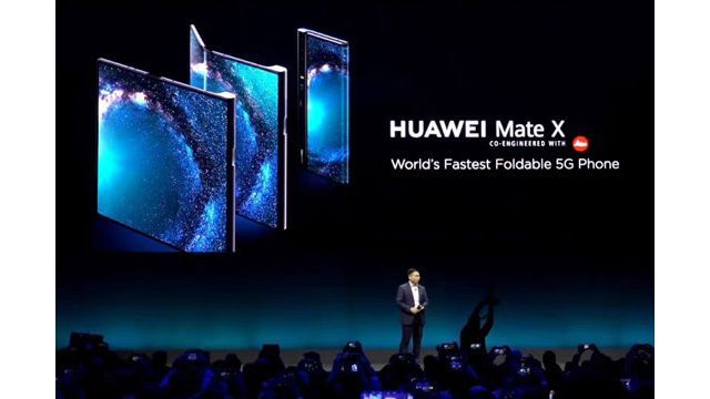 Баннер Huawei Mate X на MWC 2019.