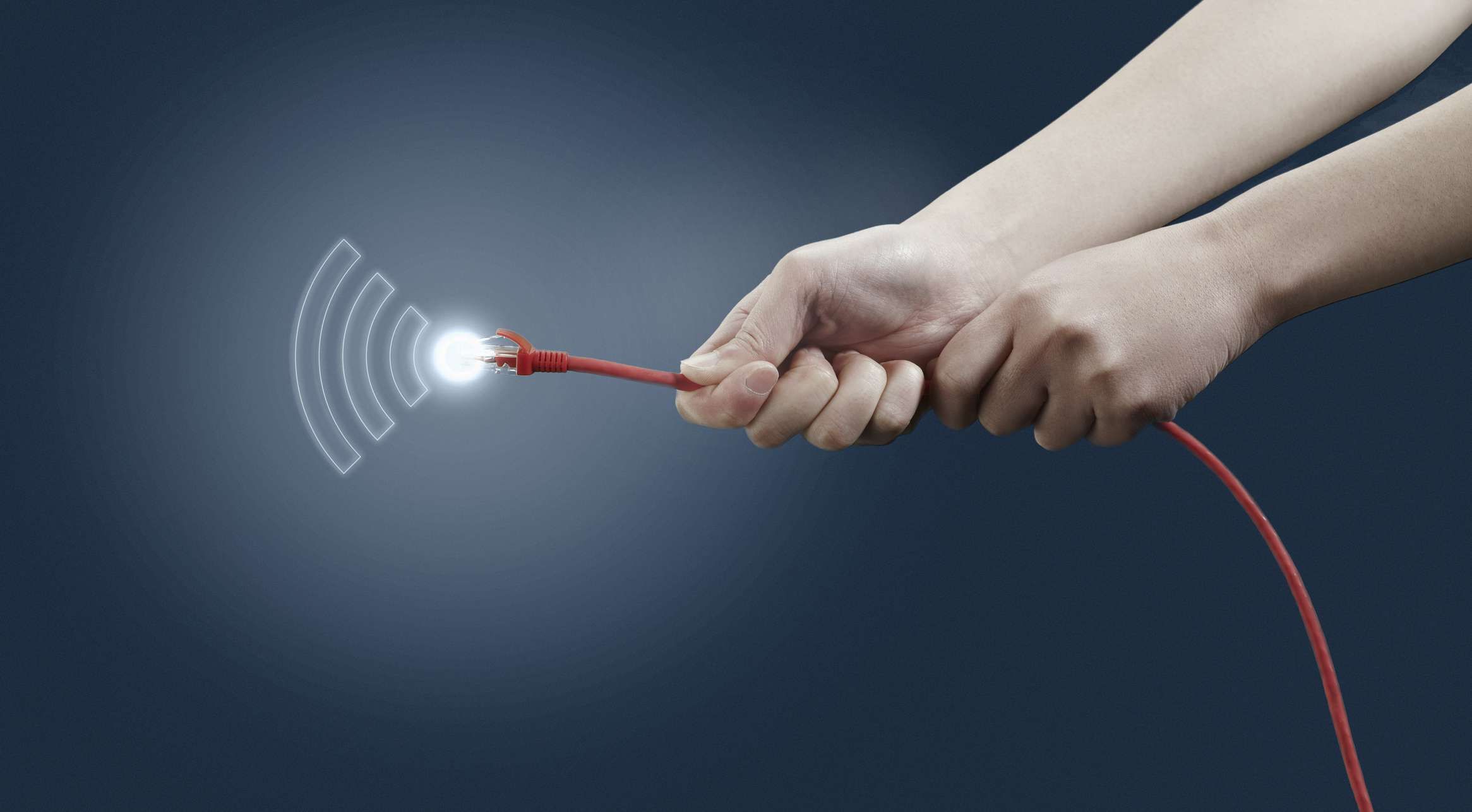 Пара рук держит красный кабель CAT5 Ethernet со светящимся разъемом