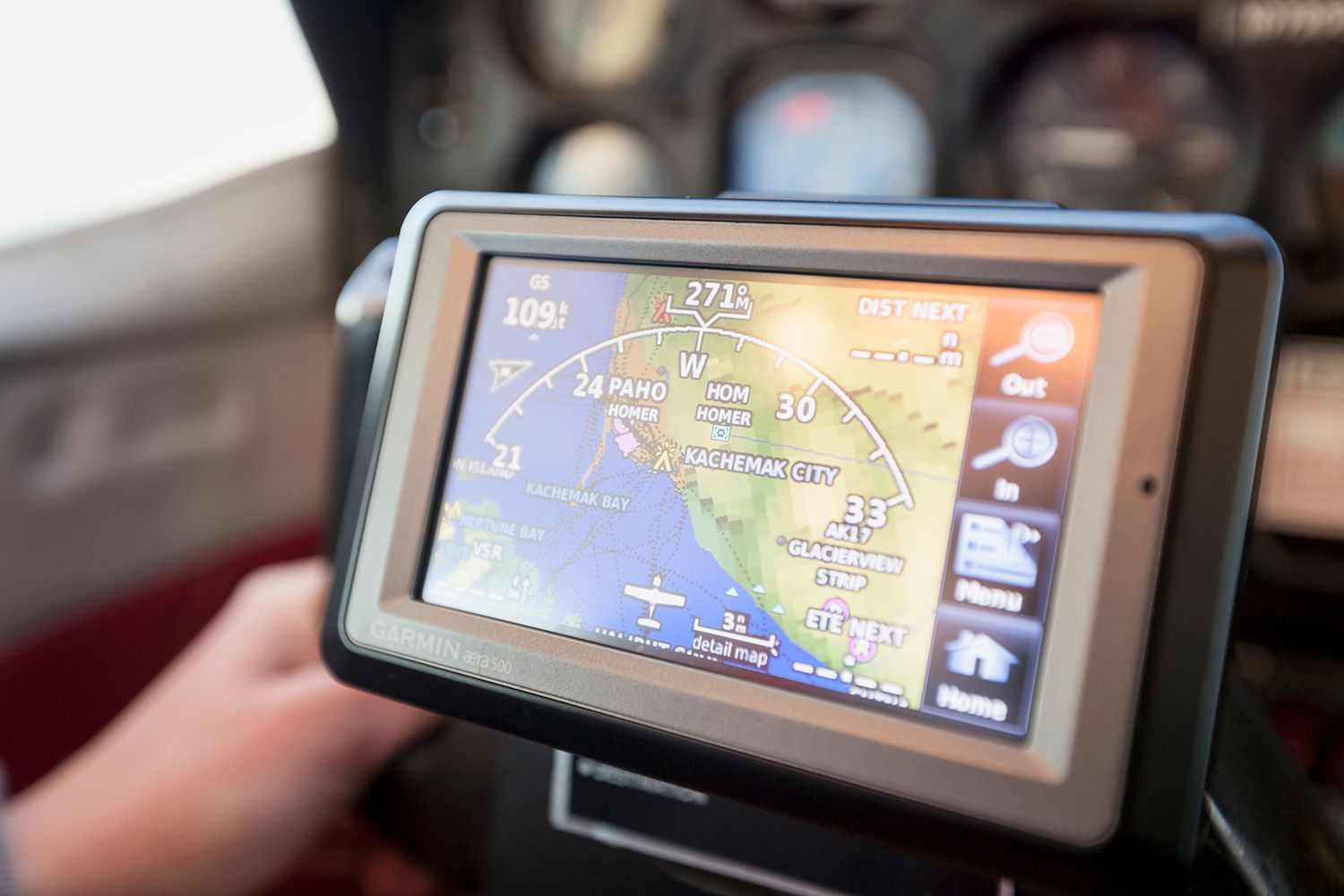 Крупный план пилота's GPS unit for flying near Kachemak Bay, Homer, Southcentral Alaska.