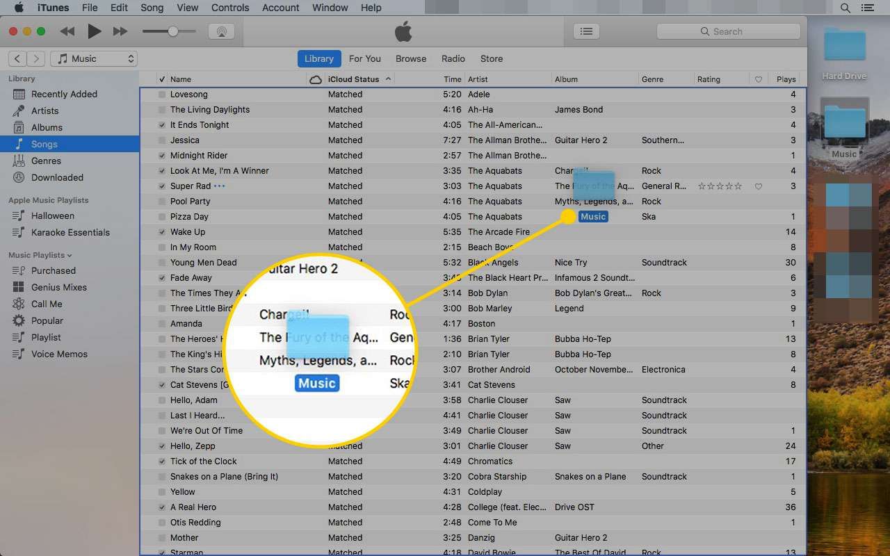 iTunes на Mac с перетаскиванием папки в музыкальную библиотеку