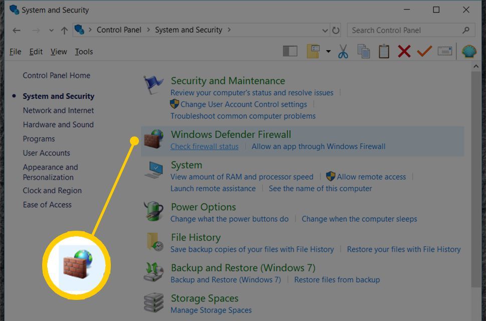 Снимок экрана: брандмауэр Защитника Windows на панели «Система и безопасность» в Windows 10
