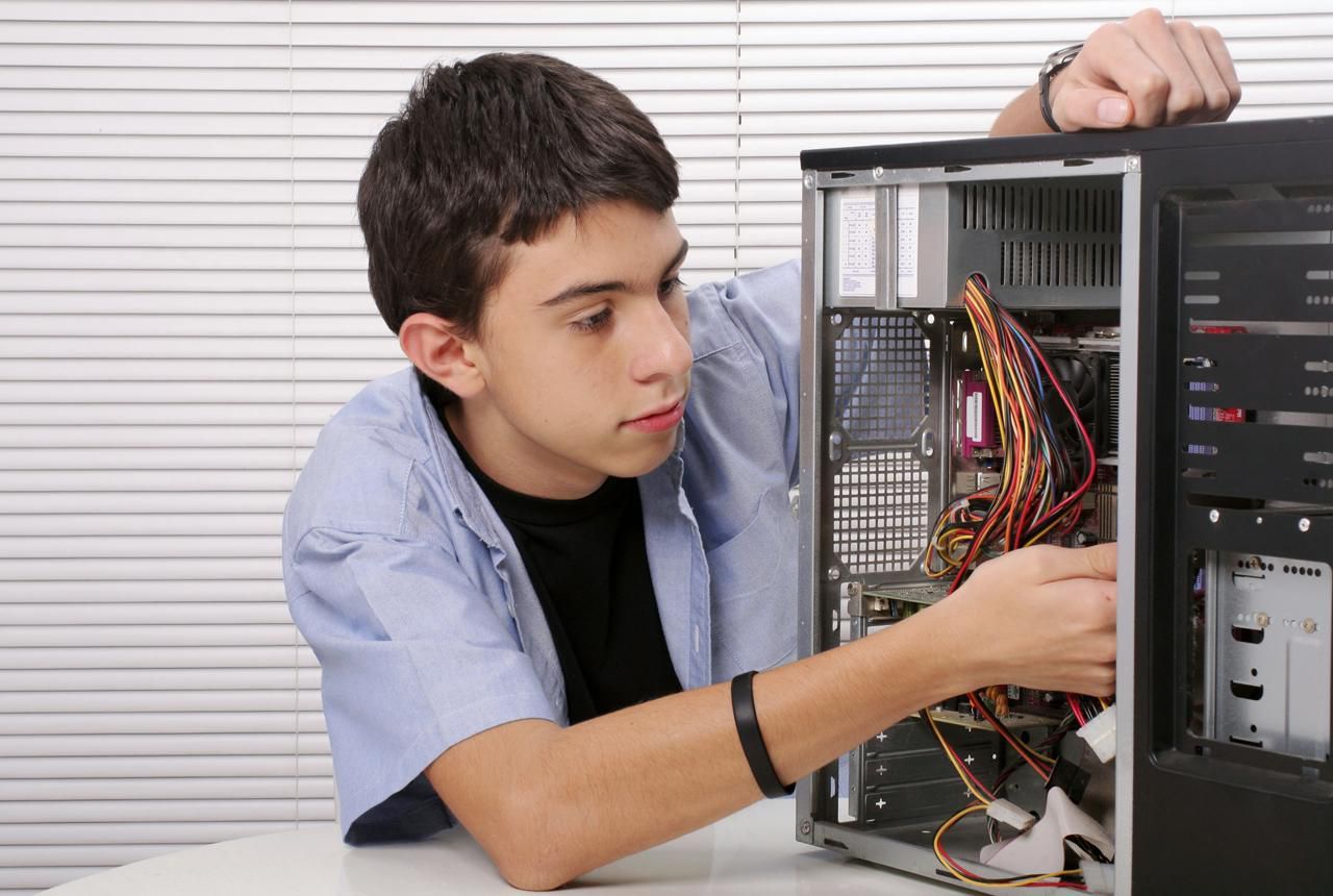 Подросток ремонтирует компьютер