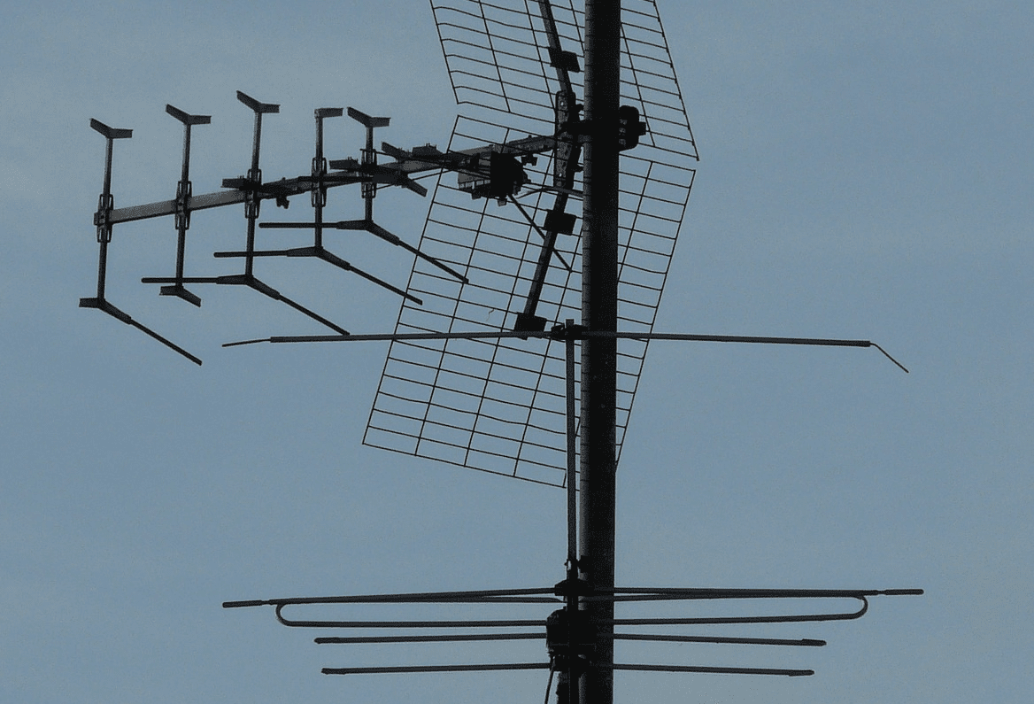 Фотография всенаправленной антенны на крыше