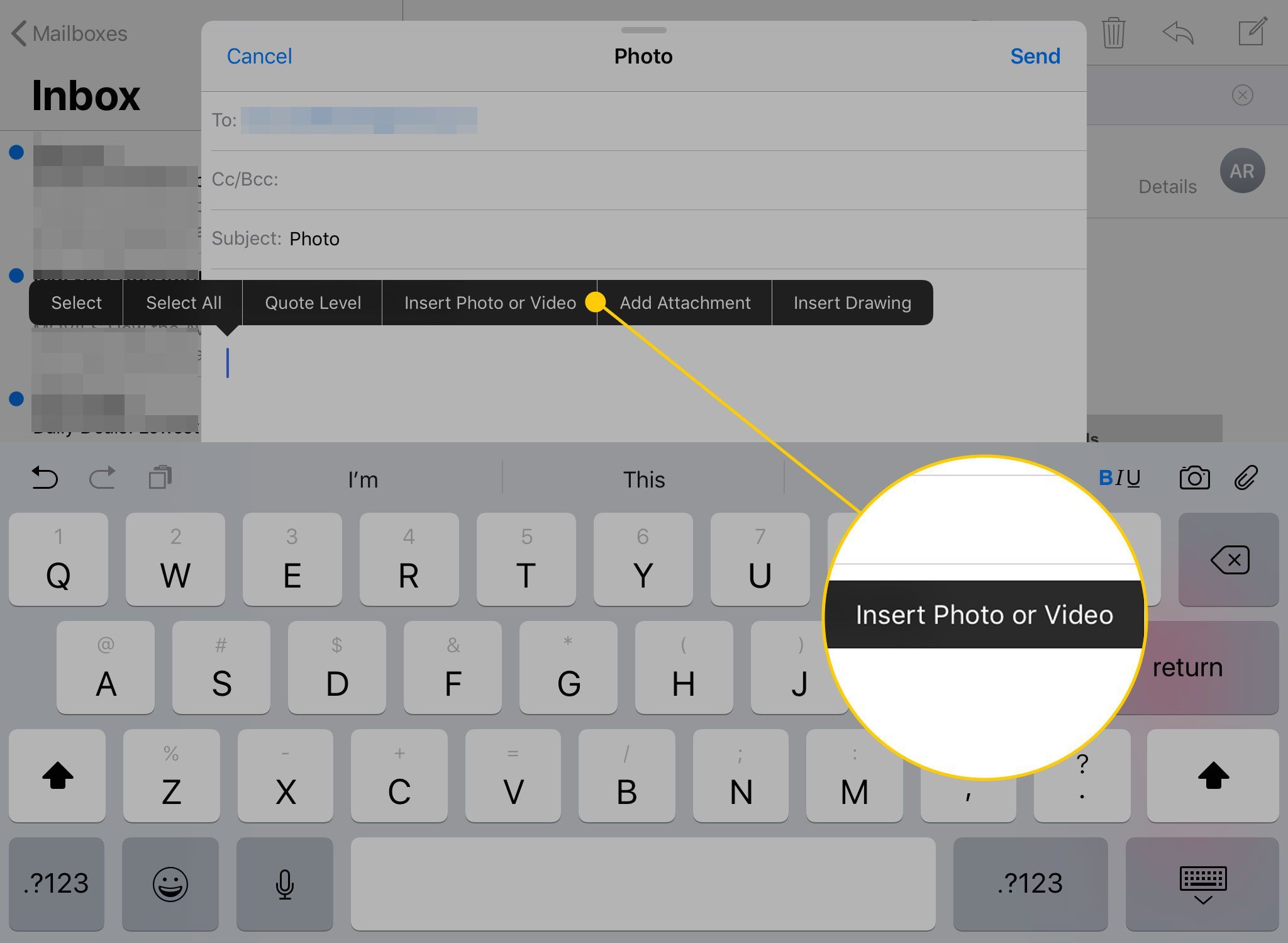 Электронное письмо на iPad с выделенной опцией меню Вставить фото или видео
