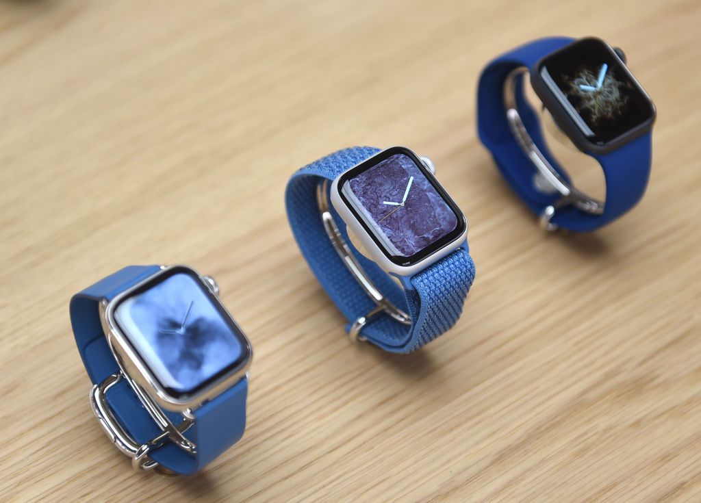 Ряд из трех Apple Watch от Apple Store