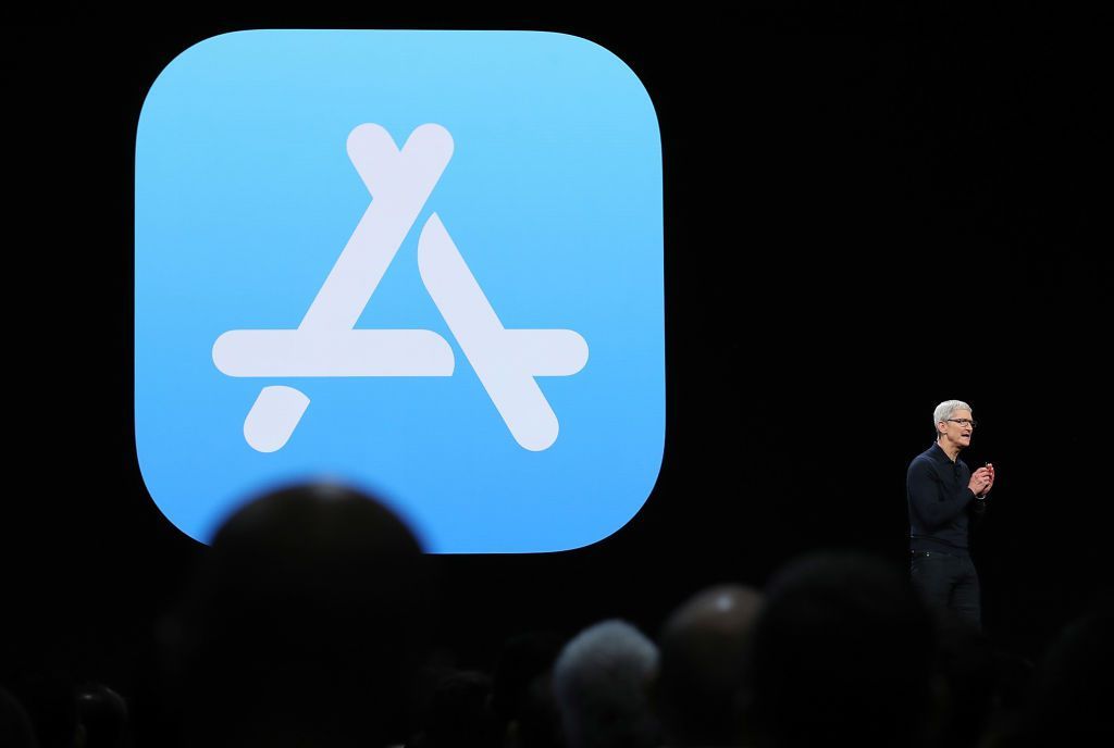 Тим Кук перед логотипом App Store на WWDC