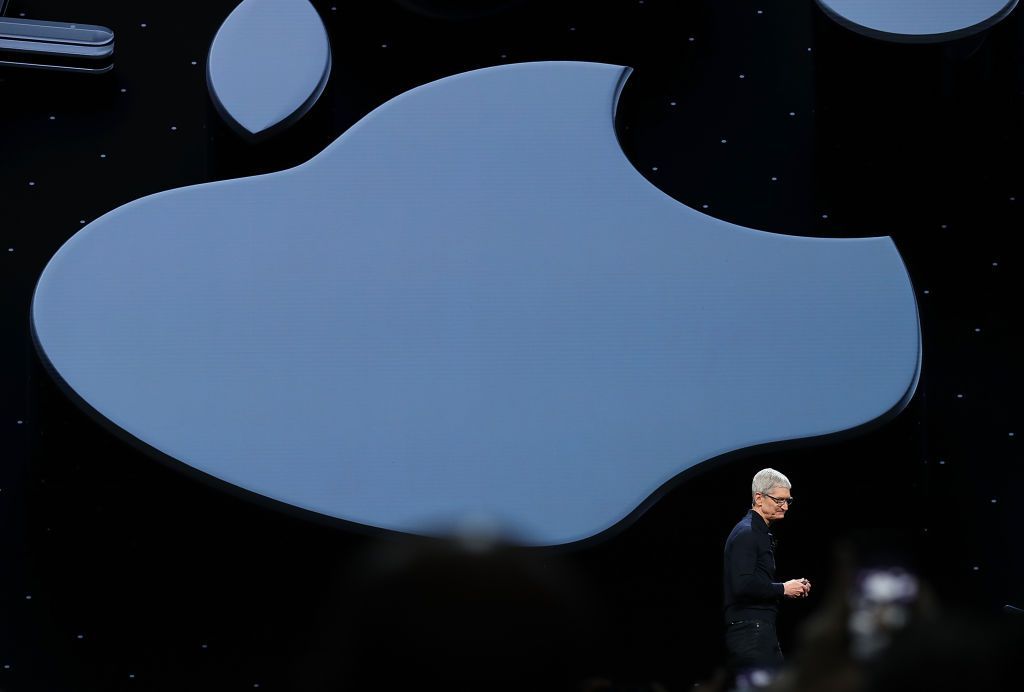 Тим Кук перед огромным логотипом Apple на WWDC