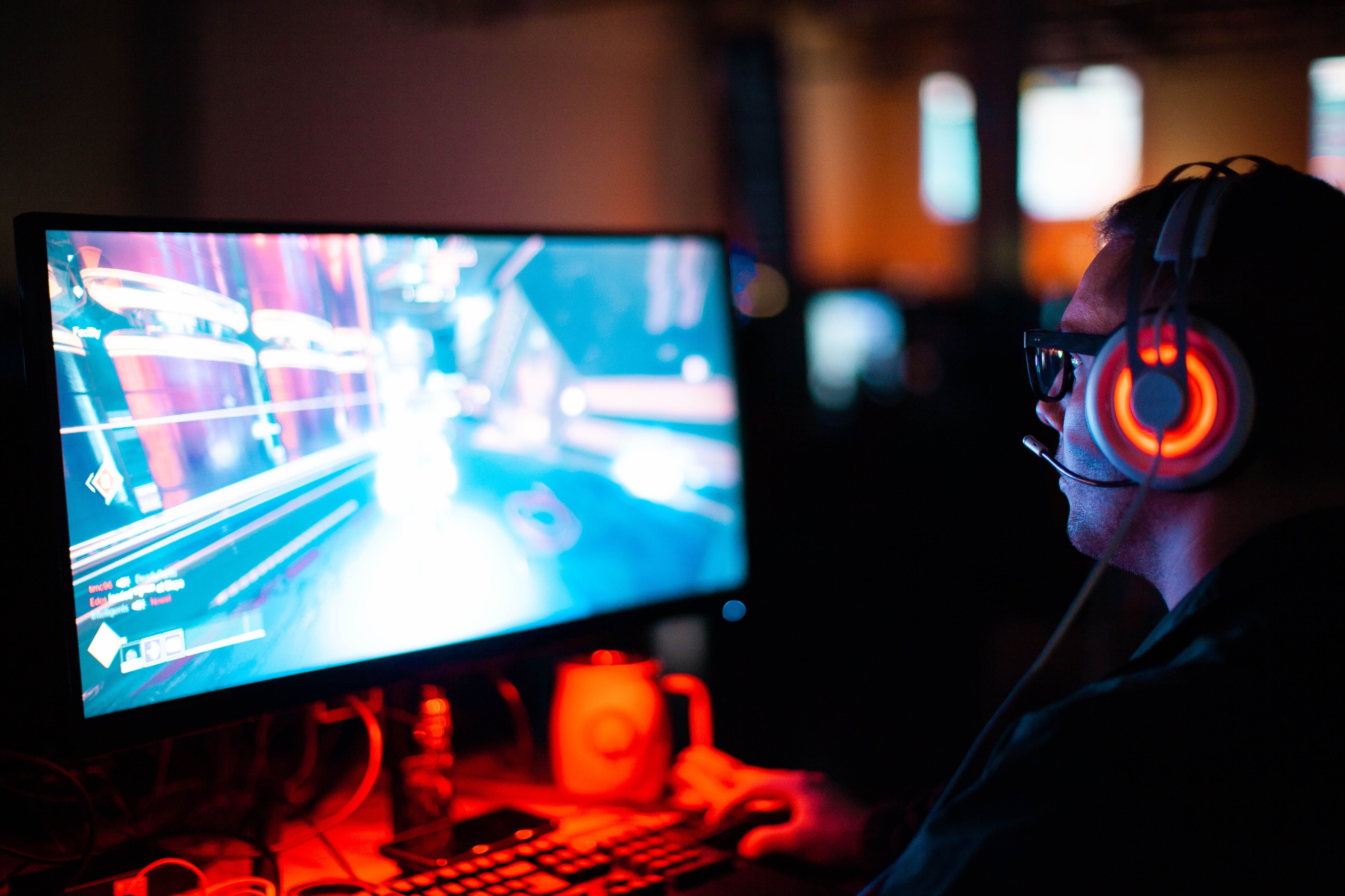 Изображение человека, играющего в видеоигру на компьютере