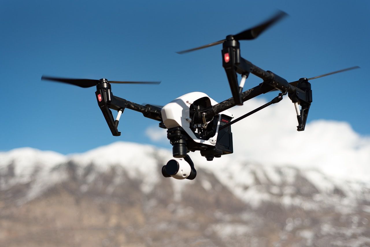 Изображение черно-белого дрона с камерой, установленной на дне