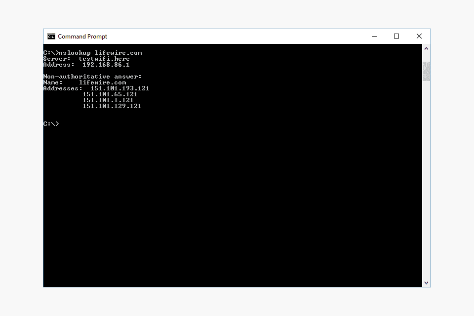 Снимок экрана'nslookup lifewire.com' command in the Windows 10 Command Prompt