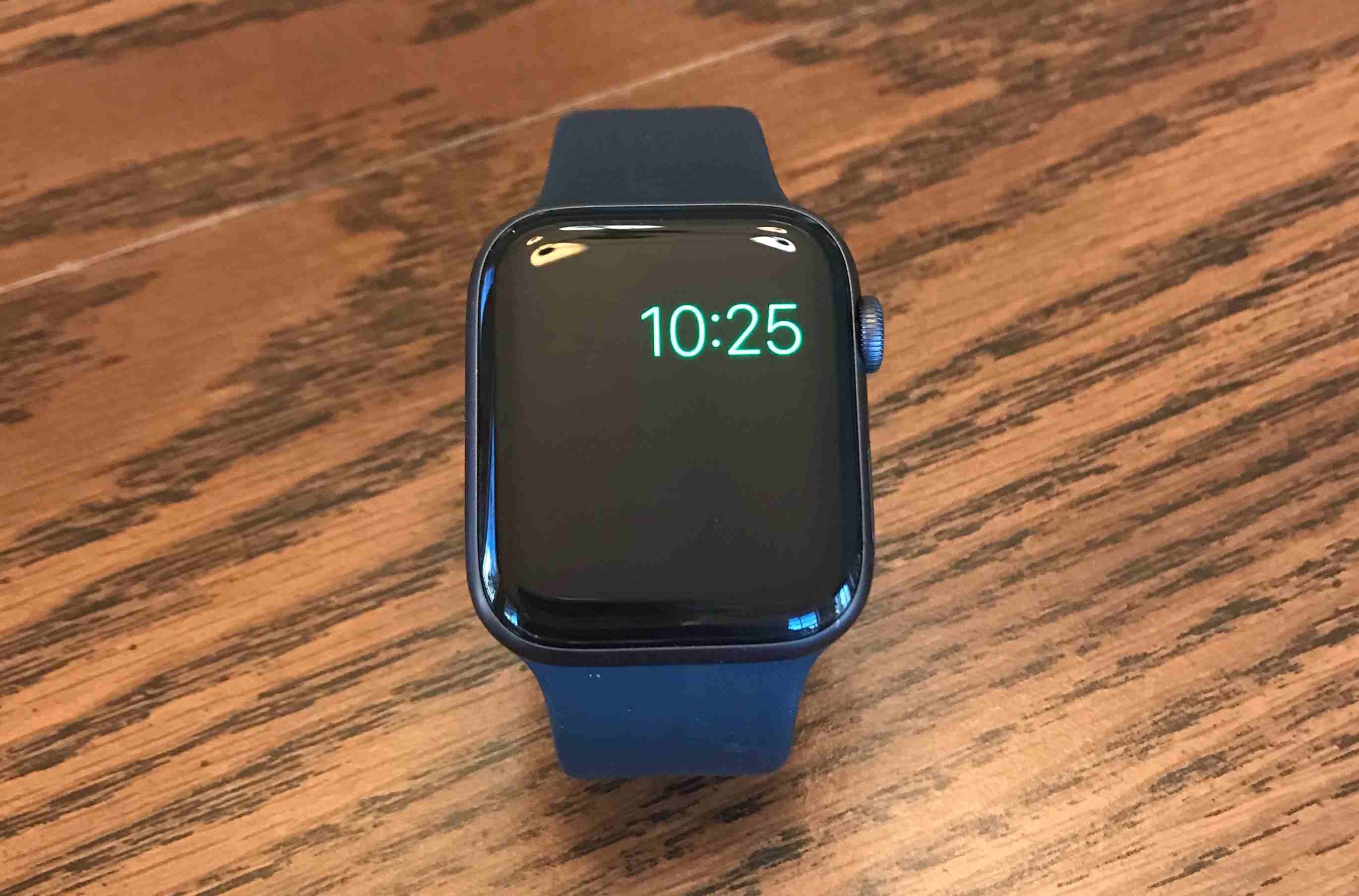 Apple Watch, показывающие только время в режиме запаса хода