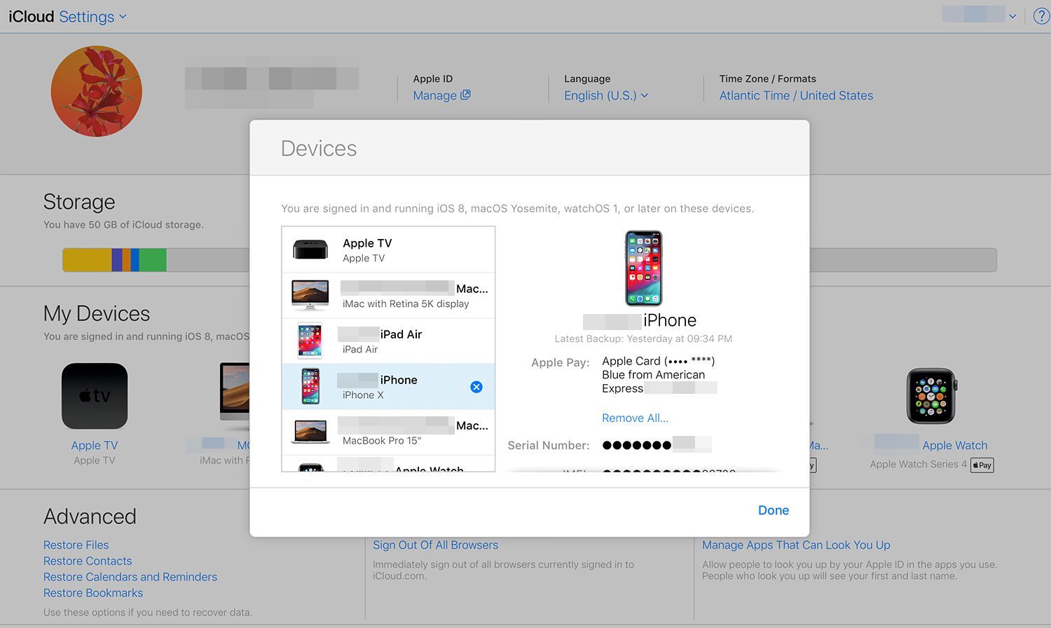Экран устройства iPhone с отображением прикрепленных кредитных карт