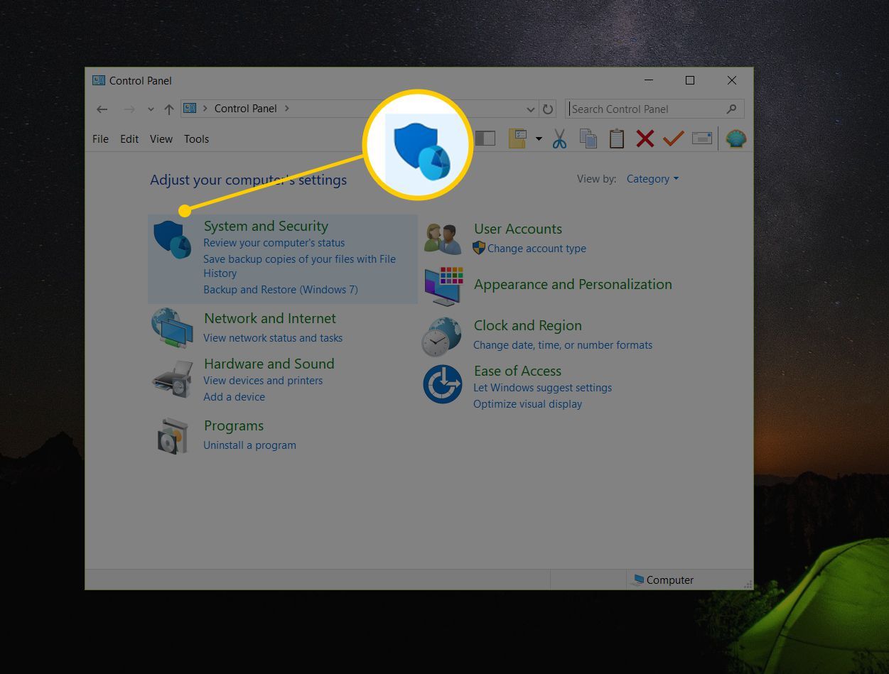 Кнопка «Система и безопасность» на панели управления в Windows 10