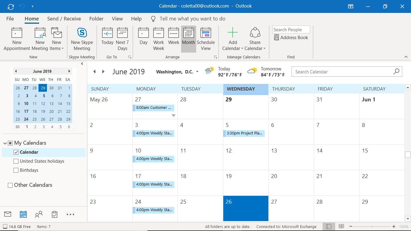Календарь Outlook, показывающий запланированные встречи