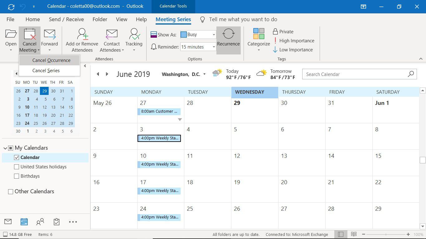 Календарь Outlook, показывающий серию повторяющихся встреч