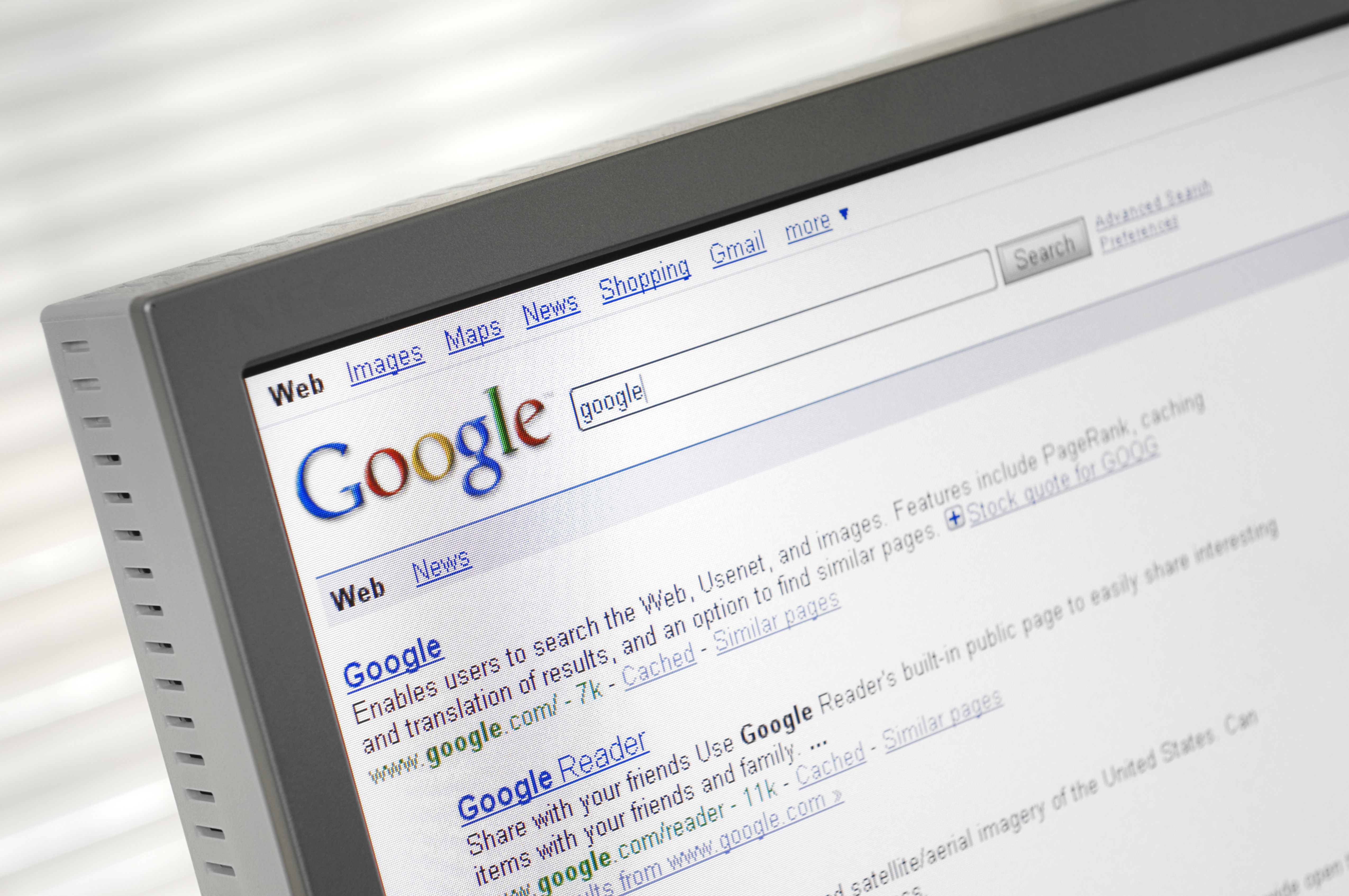 Страница поисковой системы Google с результатами поиска, отображаемыми на мониторе компьютера